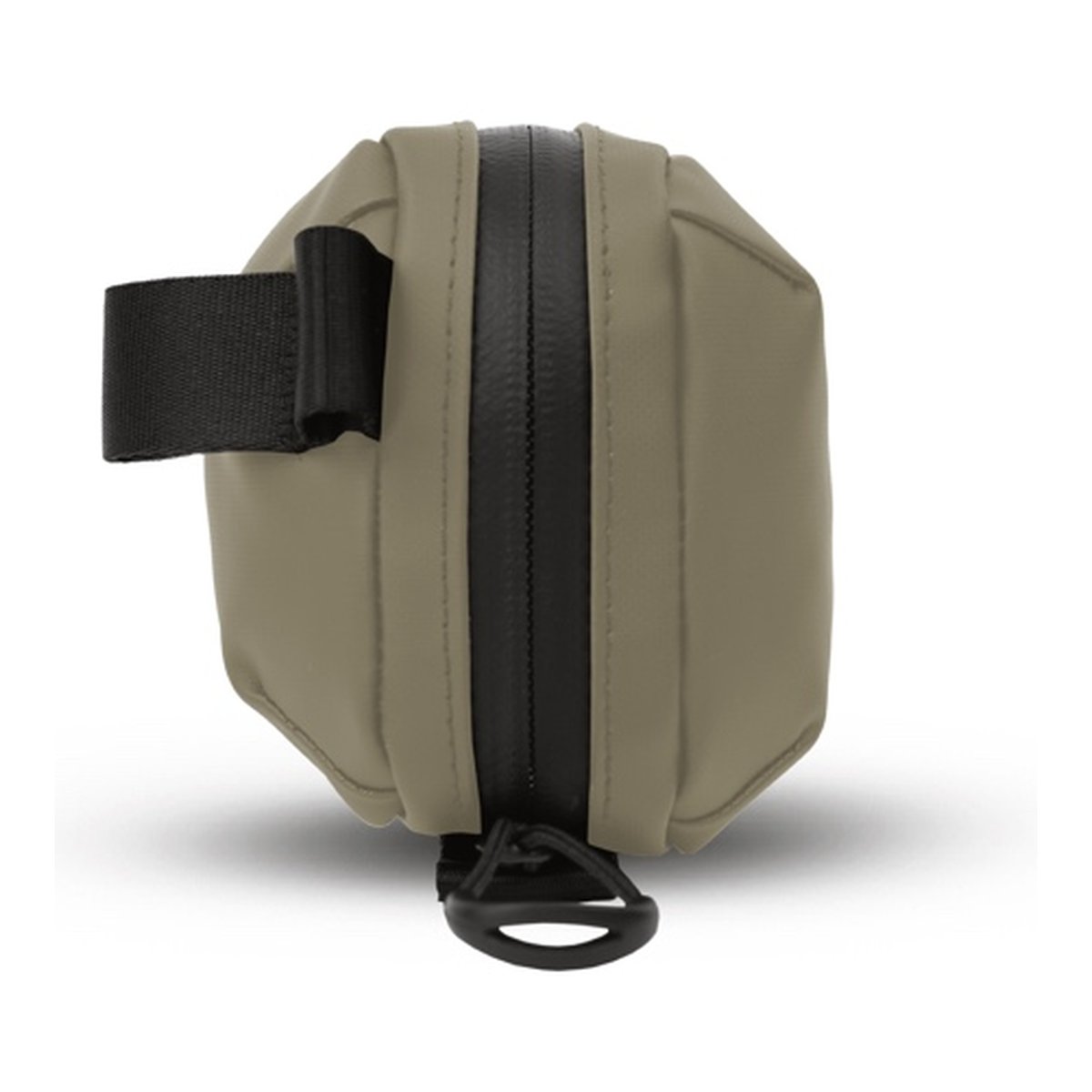 WANDRD Tech Bag Small Yuma Tan - Endansicht der beigen Tasche mit schwarzem Reißverschluss und Befestigungsschlaufen.