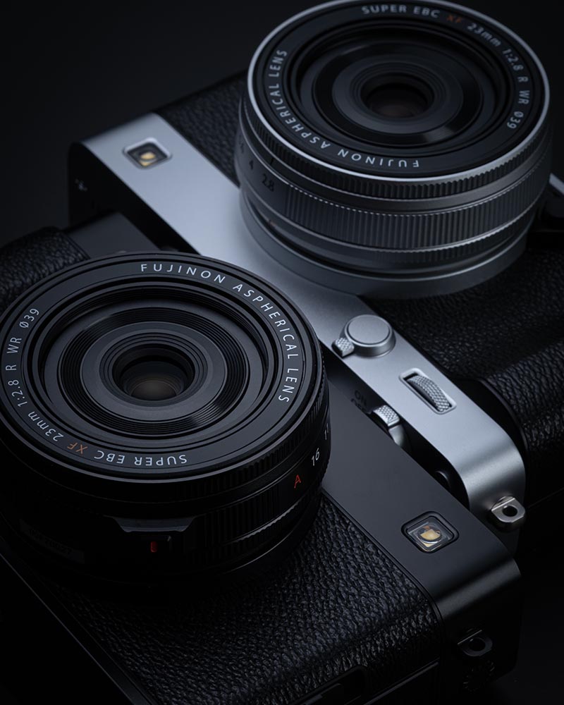 Detailaufnahme der Fujifilm X-E5 mit montiertem FUJINON XF23mmF2.8 R WR Objektiv