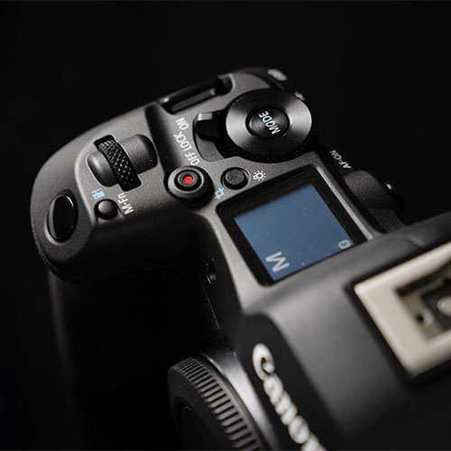 Bedienelemente und Display der Canon EOS R5 Mark II von oben