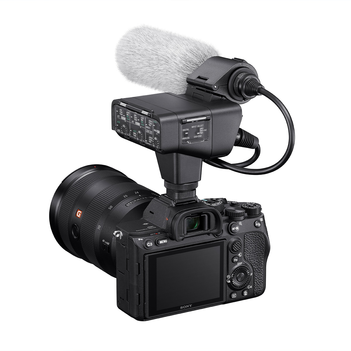 Das Sony XLR-K3M Adapterset ist mit dem Windschutz an eine Sony Alpha Kamera mit einem Sony G Objektiv angeschlossen