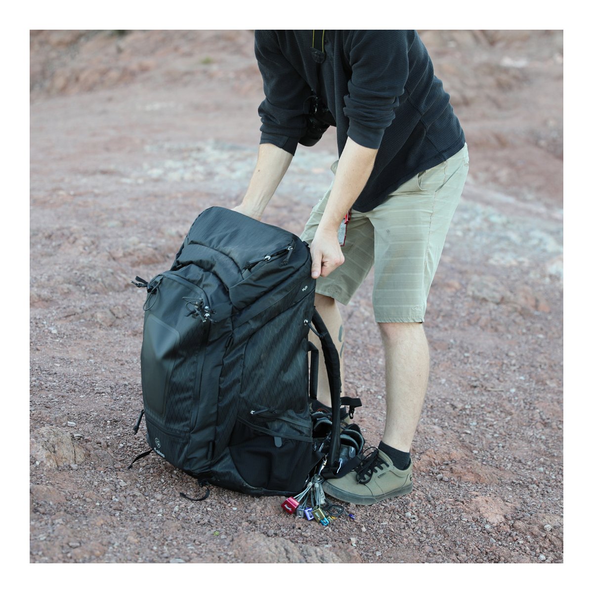 F-Stop DuraDiamond Shinn - Anthrazit - Anwendungsbeispiel: Schwarzer Outdoor-Rucksack mit Kletterausrüstung wird von Person gehandhabt. F-Stop DuraDiamond Shinn - Anthrazit - Anwendungsbeispiel: Schwarzer Outdoor-Rucksack mit Kletterausrüstung wird von Person gehandhabt.
