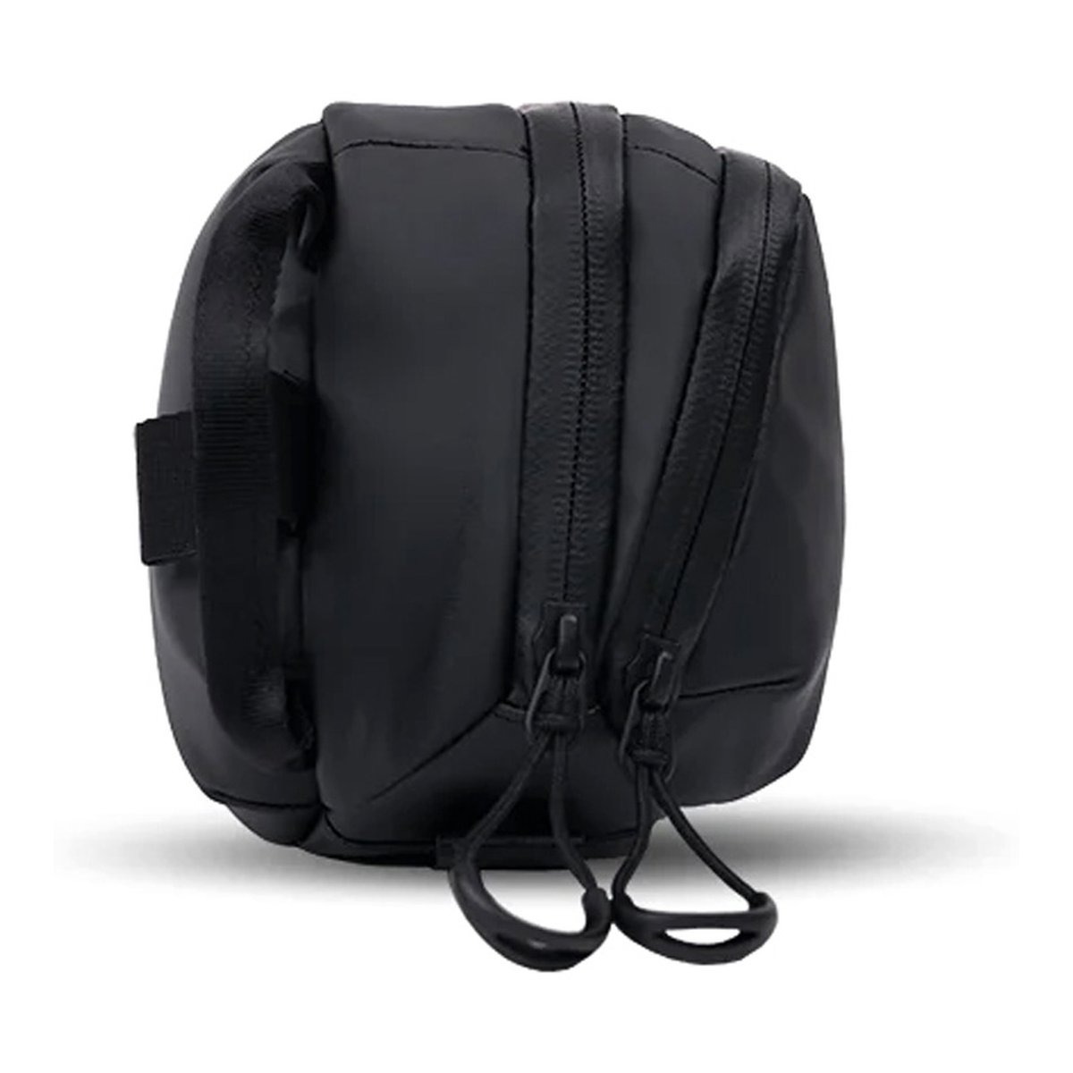 WANDRD Tech Bag Large - Grosse Organizer-Tasche (3,5 Liter) - Schwarze Tasche liegend: Seitenansicht mit zwei Reißverschlüssen und Zuglaschen.