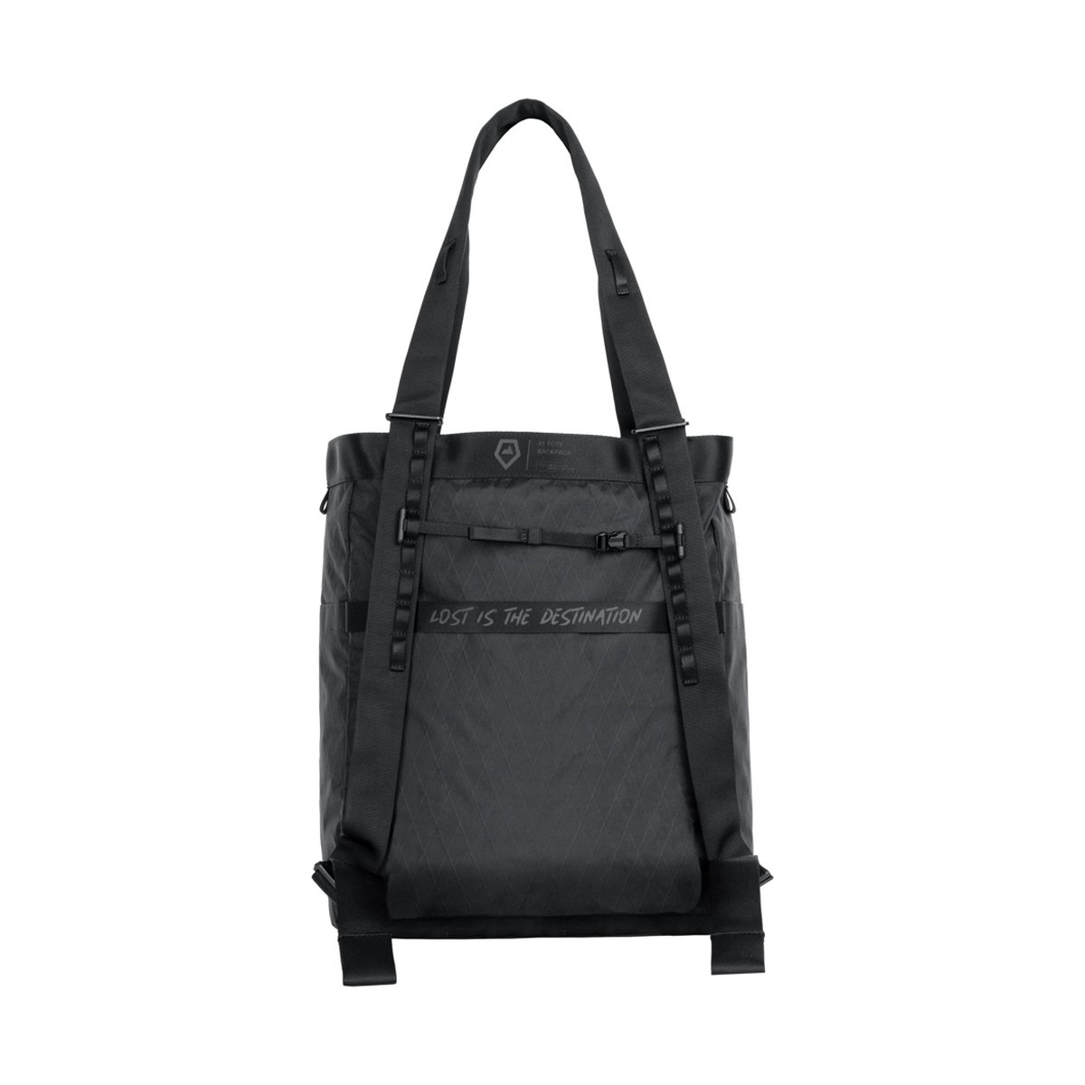 WANDRD Tote Backpack - Frontansicht des schwarzen Tote-Rucksacks mit Schultergurten und 'LOST IS THE DESTINATION' Schriftzug WANDRD Tote Backpack - Frontansicht des schwarzen Tote-Rucksacks mit Schultergurten und 'LOST IS THE DESTINATION' Schriftzug