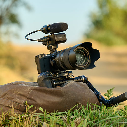 Nikon ZR Videokamera mit angeschlossenem Tascam-Mikrofon und Objektiv im Außeneinsatz