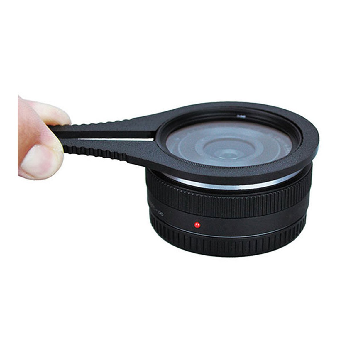 Caruba Filterklemme (Komplettes Set) - Anwendungsbeispiel: Hand hält schwarzen Filter-Schlüssel auf Kameraobjektiv.