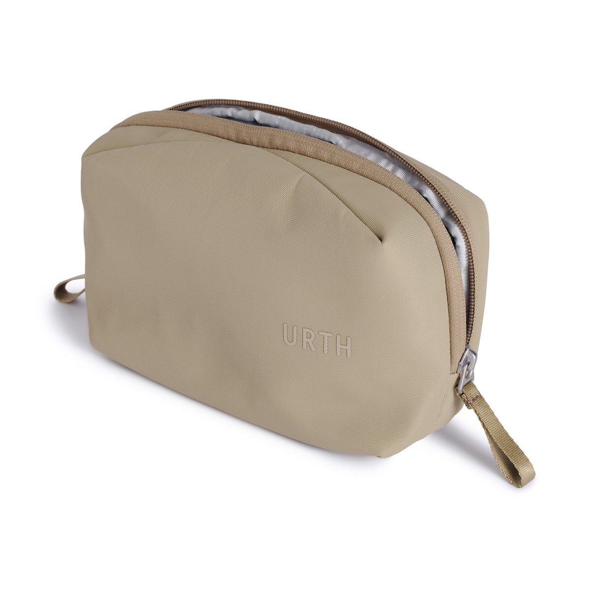 Urth Zeolite Tech Organiser (Beige) - 3/4-Ansicht: Beige Urth Kulturtasche, teilweise geöffnet, Blick auf den hellen Innenraum.