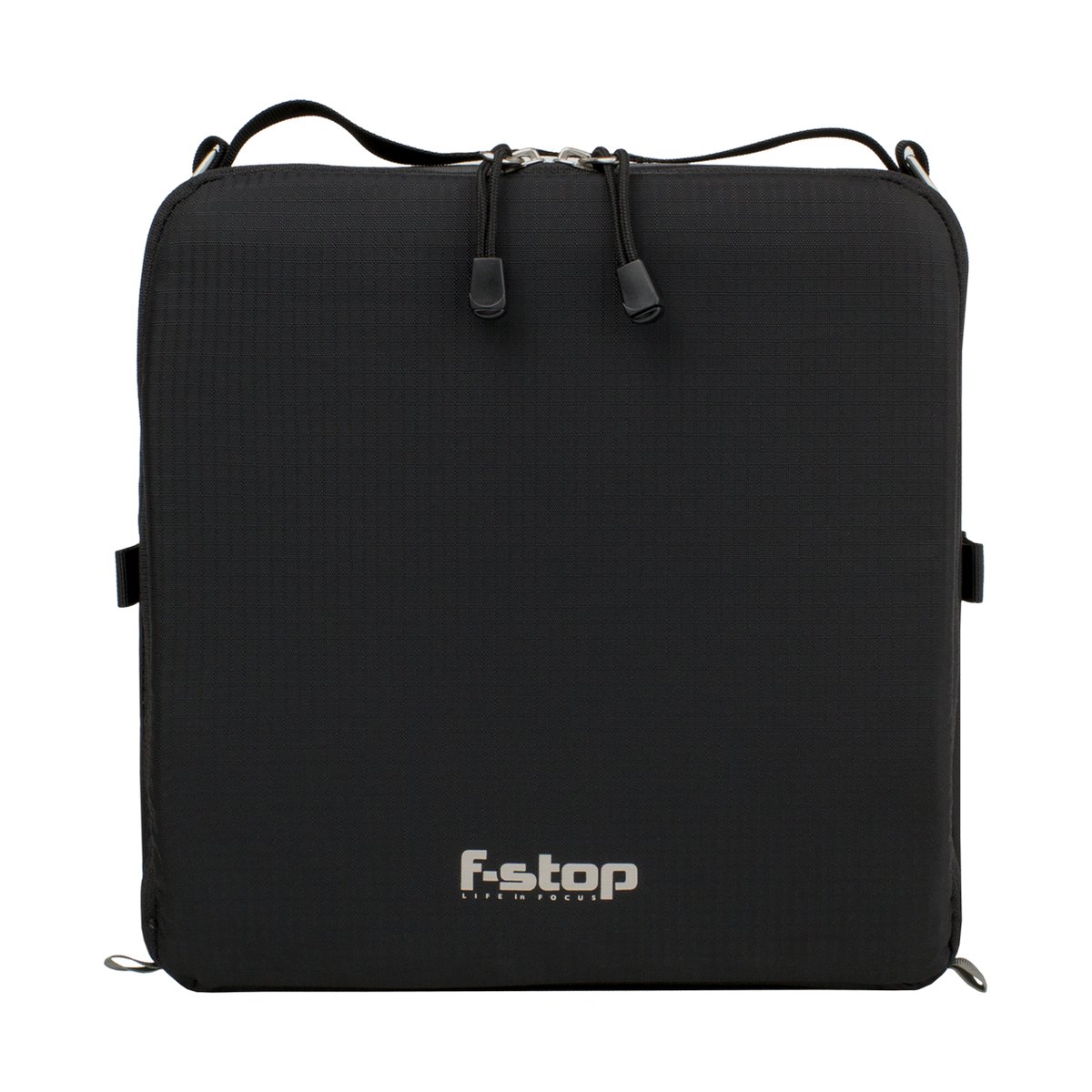 F-Stop ICU Medium - Slope - Frontansicht der schwarzen F-stop Tasche mit Reißverschlüssen und Logo.