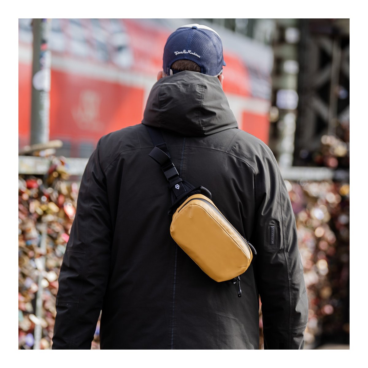 WANDRD D1 Fanny Pack Dallol Yellow V2 - Anwendungsbeispiel: Gelbe Sling Bag auf dem Rücken einer Person getragen.