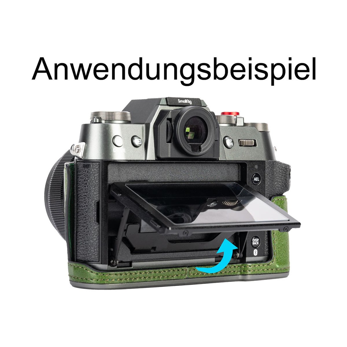 SmallRig 4711 Leather Half Case Kit für Fujifilm X-T50 green - Anwendungsbeispiel: Kamera mit grünem Bodenteil, Zugang zu Akku-/SD-Kartenfach offen.
