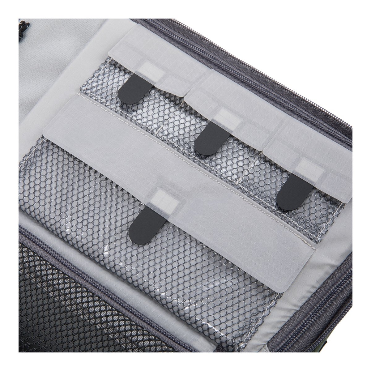 F-Stop Drone Case Large - Detailansicht der Innenorganisation mit Netztaschen und flexiblen Halterungen.