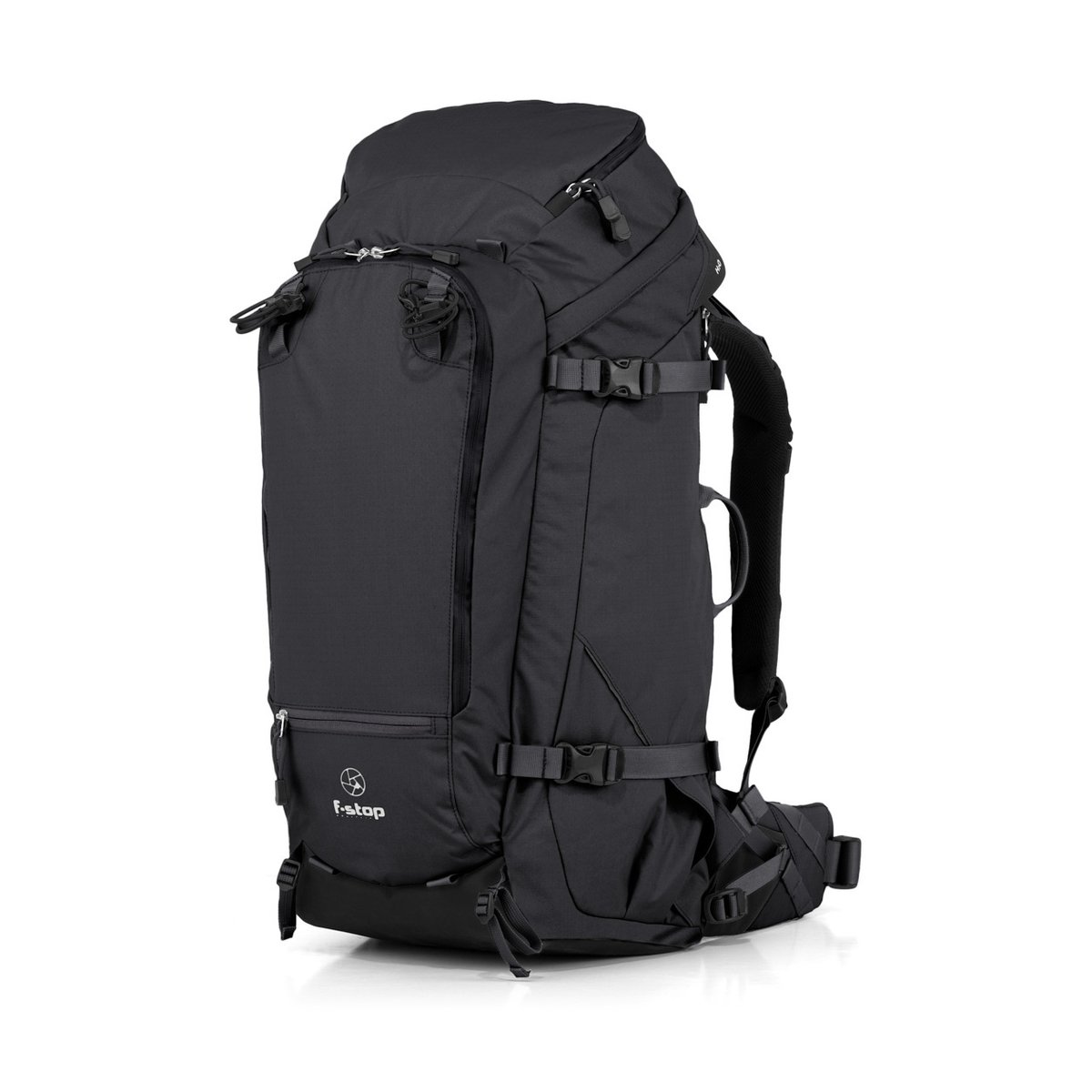 F-Stop Sukha Anthrazit (Schwarz) - Schwarzer F-stop Rucksack, leicht schräge Frontansicht. F-Stop Sukha Anthrazit (Schwarz) - Schwarzer F-stop Rucksack, leicht schräge Frontansicht.