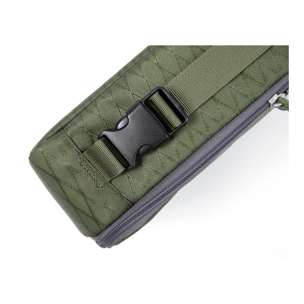 F-Stop Drone Case Small - Detailansicht Schnalle und olivgrünes, gestepptes Material.
