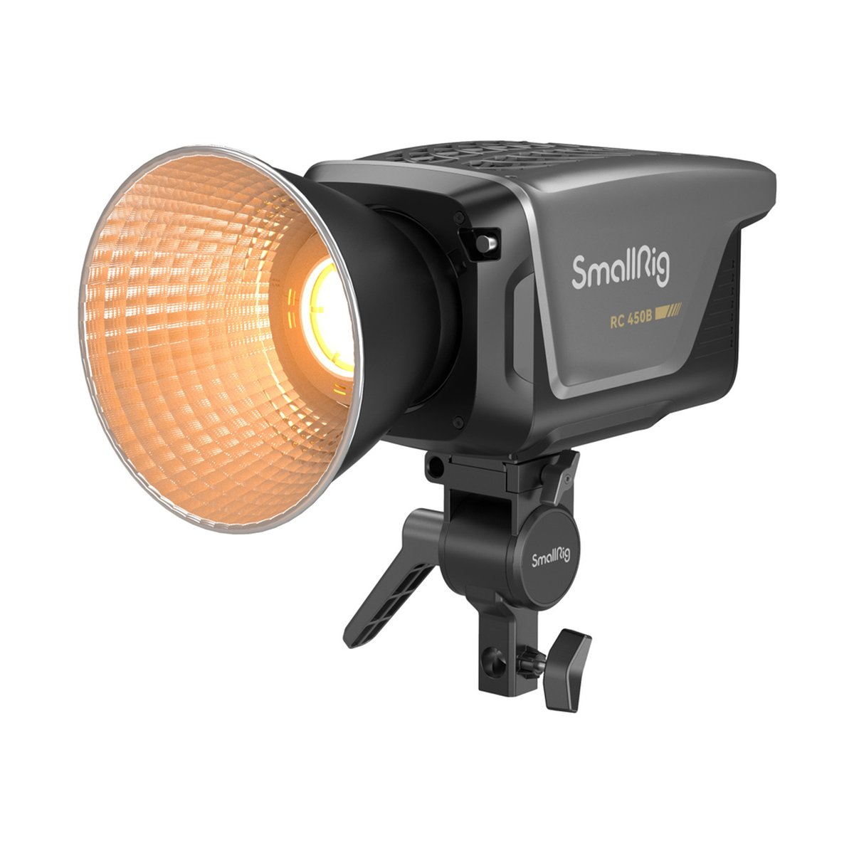 SmallRig 3976 RC 450B Bi-Color LED- Videoleuchte - Schrägansicht der eingeschalteten SmallRig RC 450B LED-Leuchte mit Reflektor.