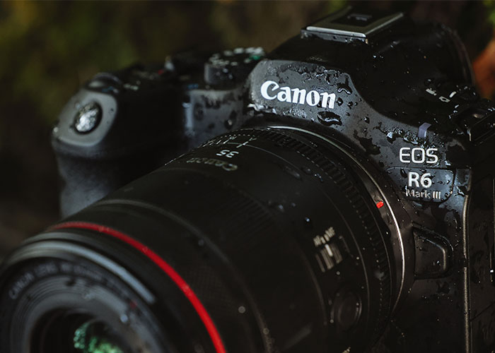 Canon EOS R6 Mark III mit RF Objektiv, bedeckt mit Wassertropfen – zeigt die Wetterfestigkeit der Kamera.
