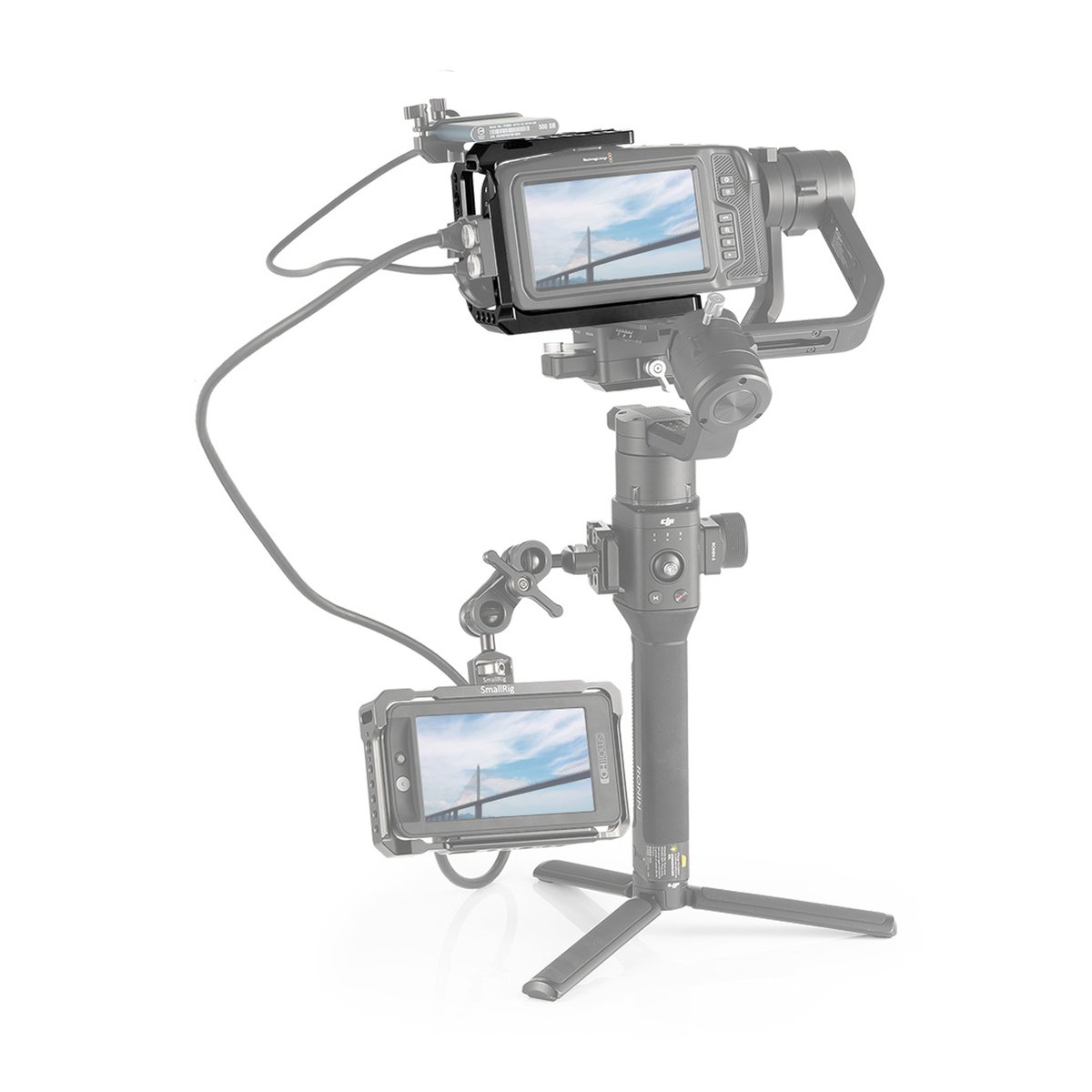 SmallRig 2254B Halbkäfig für BMPCC 4K/6K - Anwendungsbeispiel: Kamerarig mit Gimbal, Kamera & zwei externen Monitoren, einer oben, einer unten montiert.