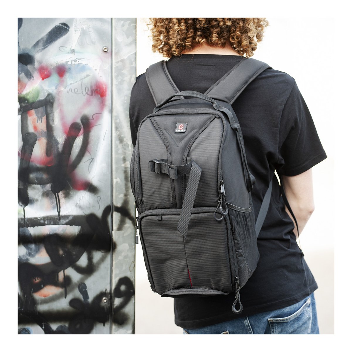 Caruba Skydex 10 - Anwendungsbeispiel: Grauer Kamerarucksack auf dem Rücken einer Person getragen