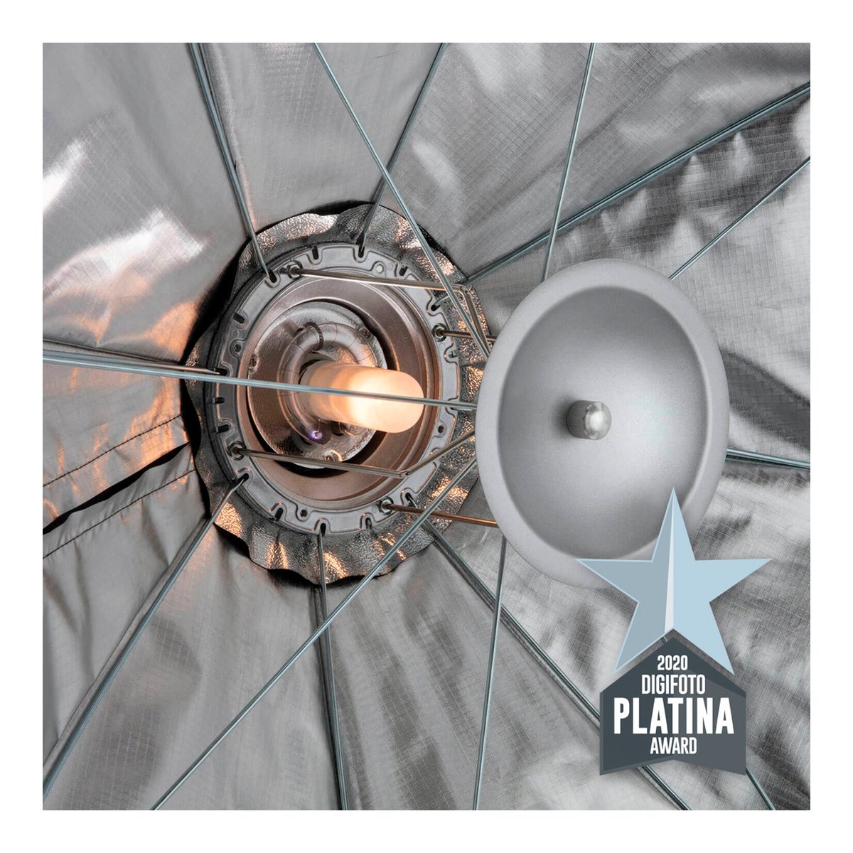 Caruba Quick Assembly Matte Silber Octabox 95cm - Innenansicht eines Lichtmodifikators mit Leuchtmittel, Reflektor und DIGIFOTO PLATINA AWARD.
