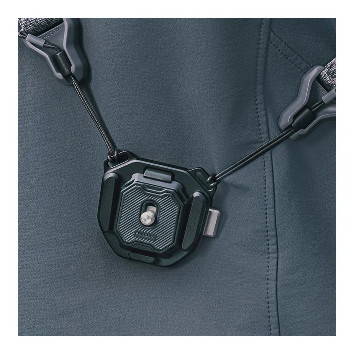 Falcam F38 Quick Release Buckle Kit for Shoulder Strap 3142 - DETAILANSICHT: Befestigung der Kamerahalterung am Rucksackgurt.