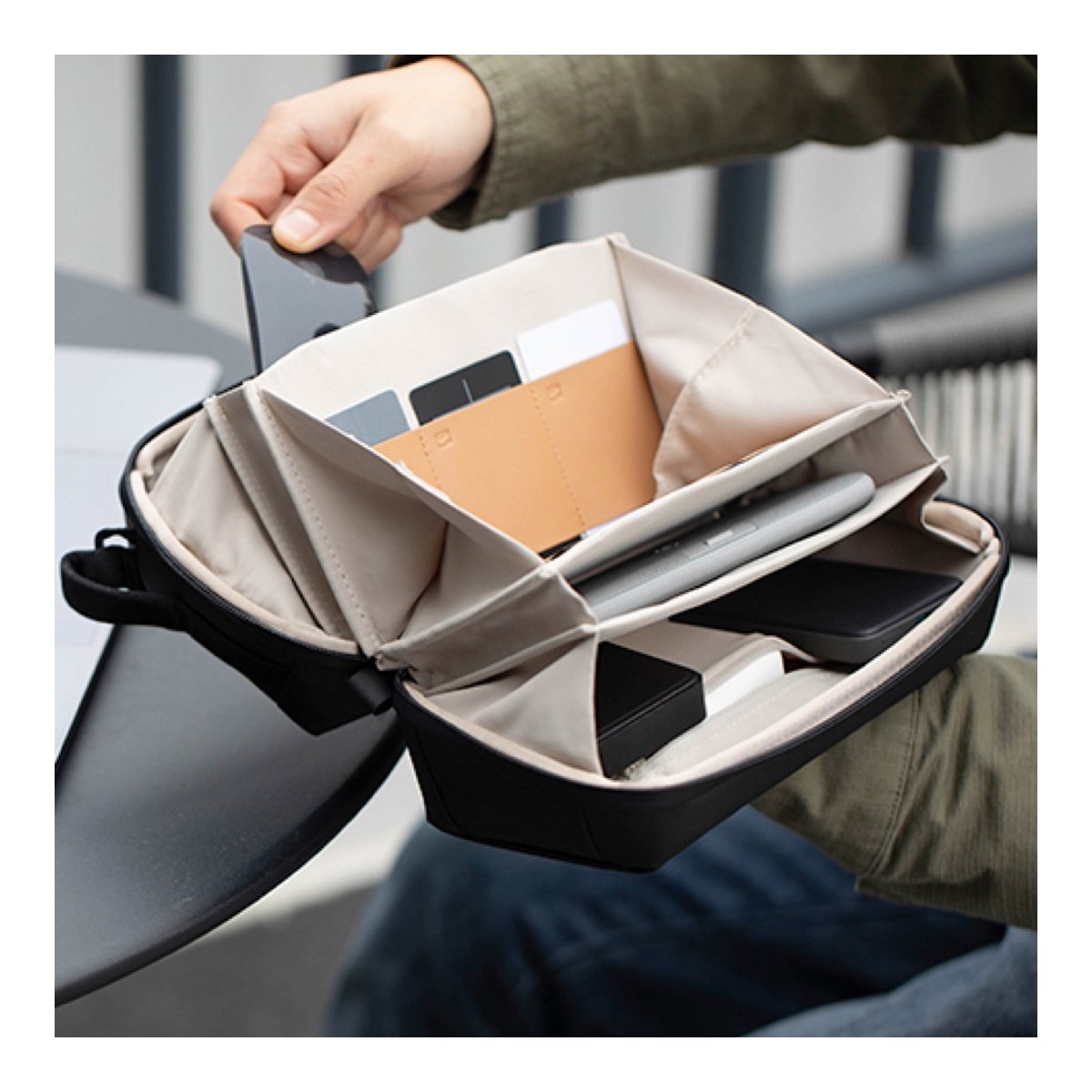 PGYTECH Tech Pouch(Moss Green) - Innenansicht: Geöffnete Tasche mit vielen Fächern, gefüllt mit Tech-Zubehör.