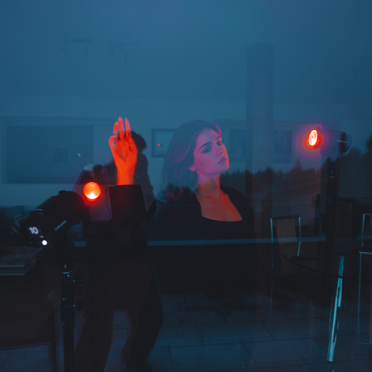 Frau hinter Fenster fotografiert in rotem Licht