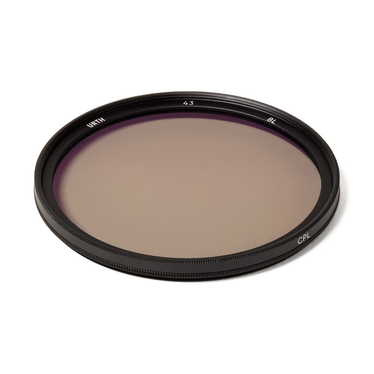 Urth 43mm Circular Polarizing (CPL) Objektivfilter - Schräge Ansicht von oben des Urth CPL 43mm Kamerafilters