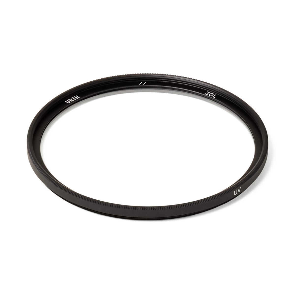 Urth 77mm UV-Objektivfilter (Plus +) - Draufsicht auf einen schwarzen Urth 77mm UV-Kamerafilter mit Gravuren