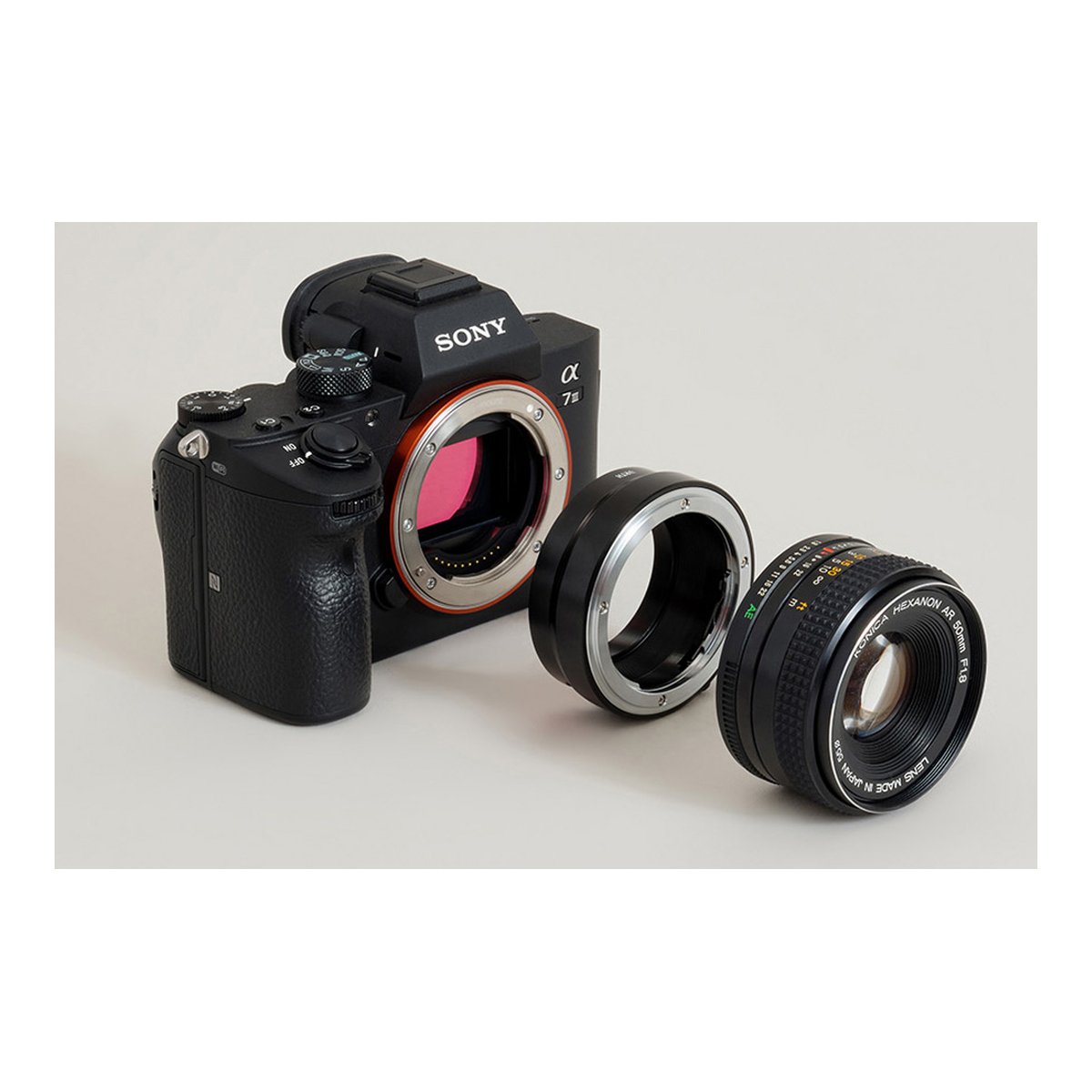 Urth Lens Mount Adapter: Compatible with Konica AR Lens to Sony E Camera Body - Detailansicht: Sony Alpha Kamera mit offenem Bajonett, Objektivadapter und Konica Objektiv