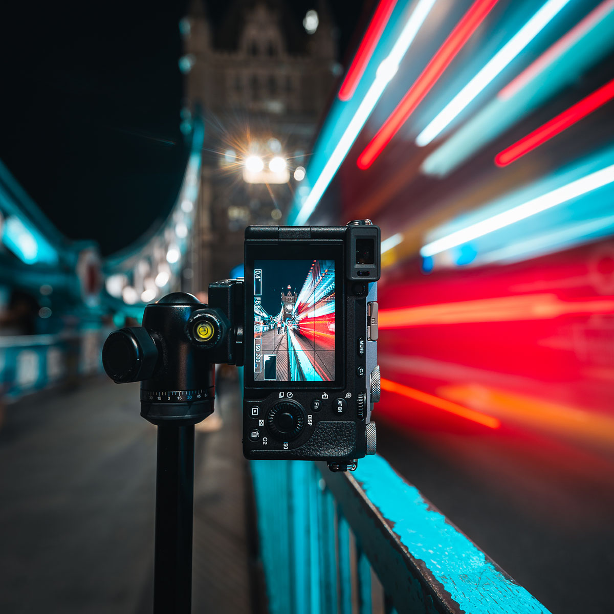 Sony Alpha 7C II Silber Gehäuse  Kaufen Bild der Sony Alpha 7C II die mit langer Verschlusszeit eine Brücke in der Nacht für einen spannenden Lichteffekt fotografiert
