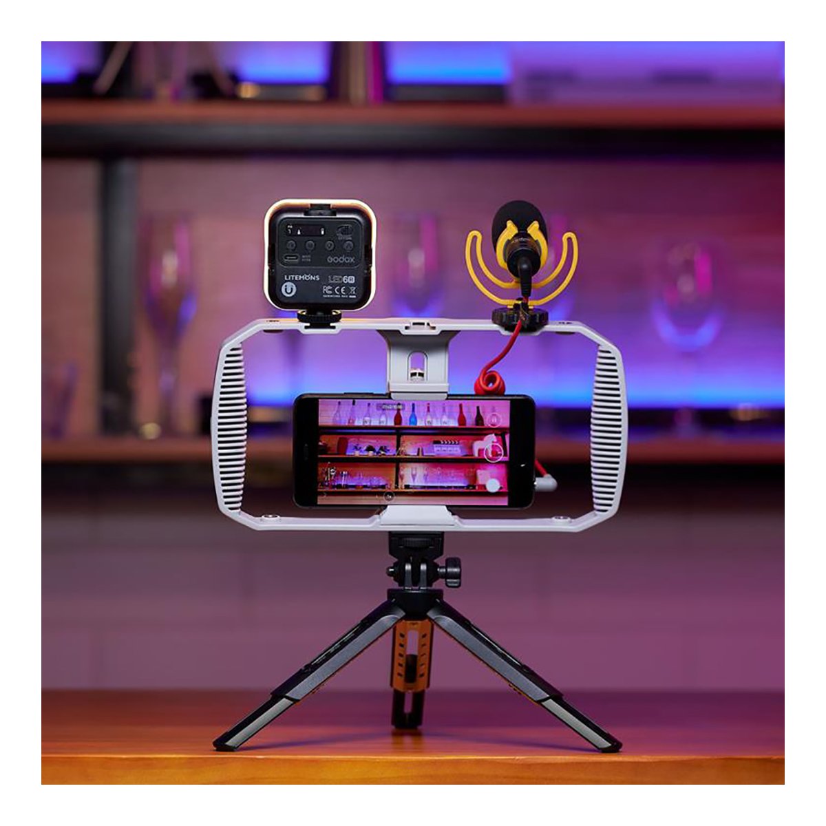 Godox Vlogging Set VK1-AX - Anwendungsbeispiel: Smartphone-Vlogging-Rig mit Licht und Mikrofon auf Stativ.