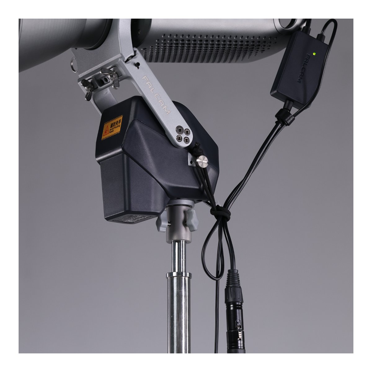 Falcam Move LightGo CANNON 600 Power Adapter Module MV0A4A07 - Detailansicht der Falcam-Halterung, externer Adapter und Kabelverbindungen.