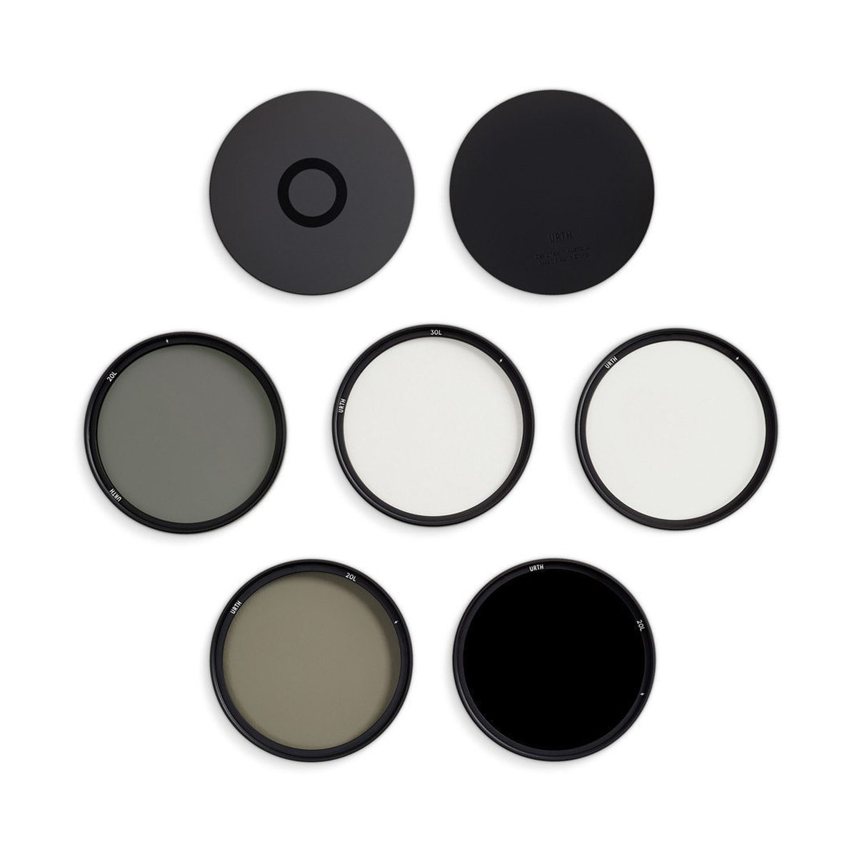 Urth 39mm Magnetic Essential Kit (Plus+) (UV+CPL+ND8+ND1000) - Lieferumfang: Fünf Kamerafilter und zwei schwarze Kappen auf weißem Hintergrund