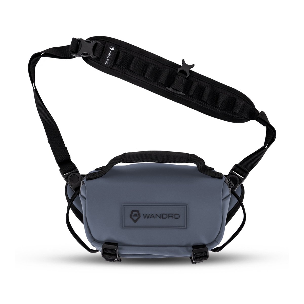 WANDRD ROGUE Sling 3L Aegean Blue - Frontansicht der grauen WANDRD Sling-Tasche mit Tragegurt.