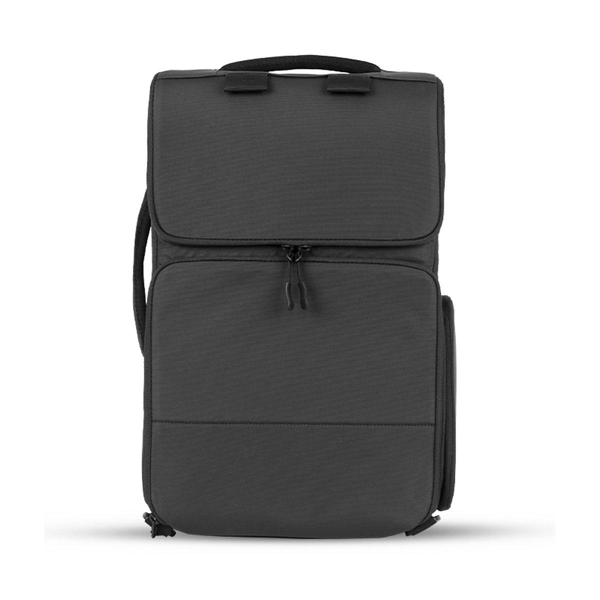 WANDRD CAMERA CUBE Pro Deep (FERNWEH / 41L) - Frontansicht des schwarzen Rucksacks mit oberer Klappe und Reißverschlussfach