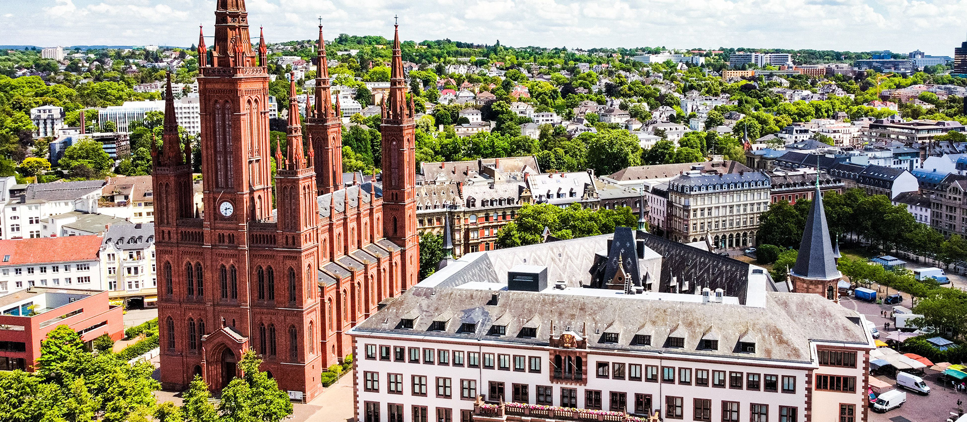 Foto Leistenschneider Wiesbaden | Ihre Fotofachgeschäft-Filiale in der Langgasse mit Blick auf die Marktkirche Foto Leistenschneider Wiesbaden – Blick auf die Marktkirche und Innenstadt, unweit der Filiale in der Langgasse.