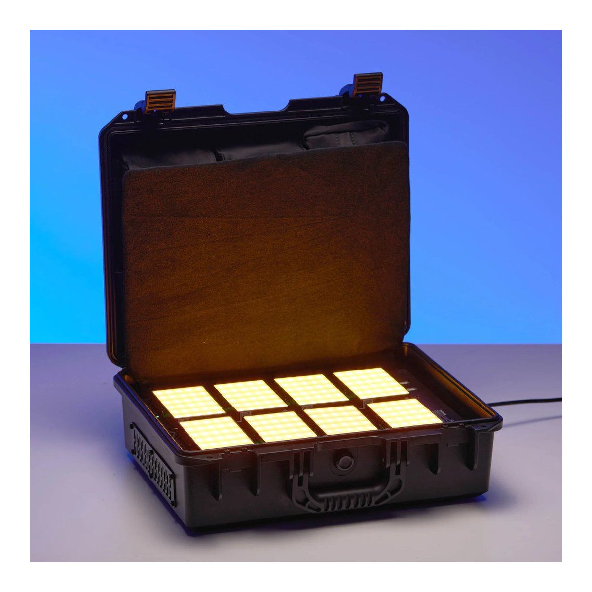 Godox C5R-K8 Mobile RGB LED 8 Light Kit with Charging Case - Offener Koffer mit leuchtenden LED-Lichtpanels
