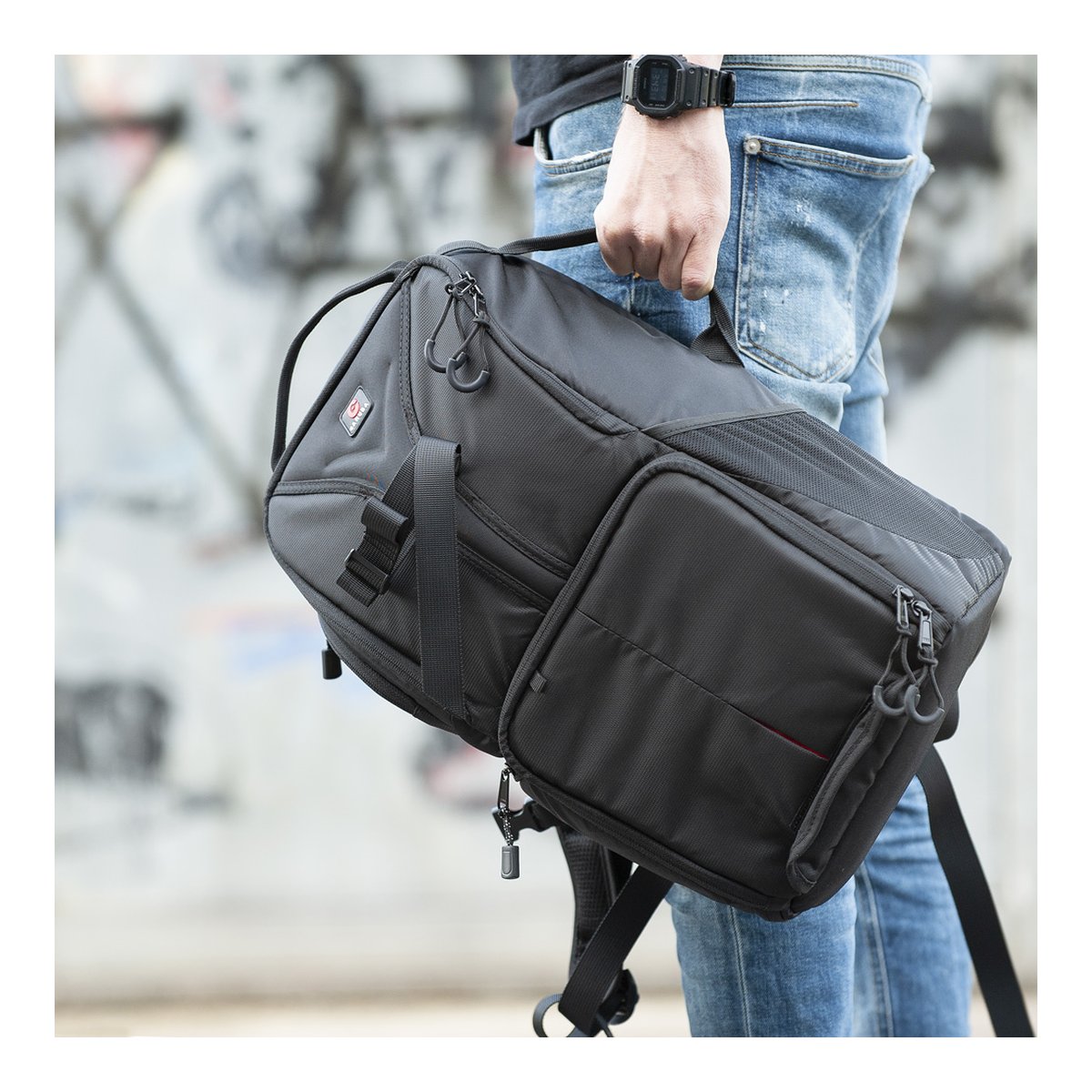 Caruba Skydex 10 - Anwendungsbeispiel: Schwarze Tasche wird von Person am oberen Griff getragen.