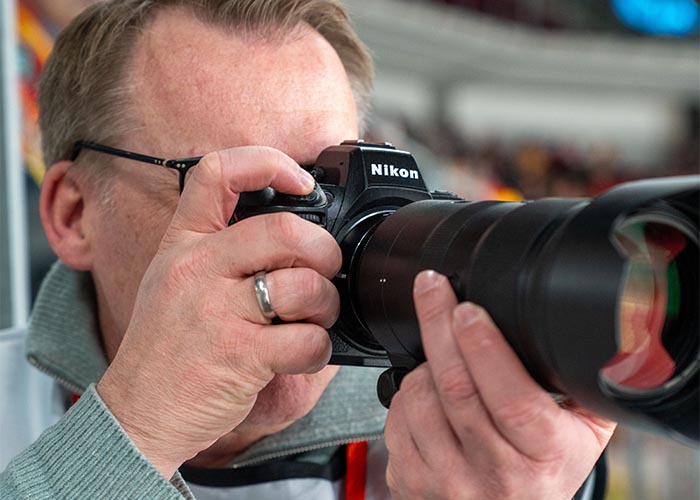 Detailaufnahme einer Nikon Z-Systemkamera bei der Eishockeyfotografie im Sportfotografie-Workshop
