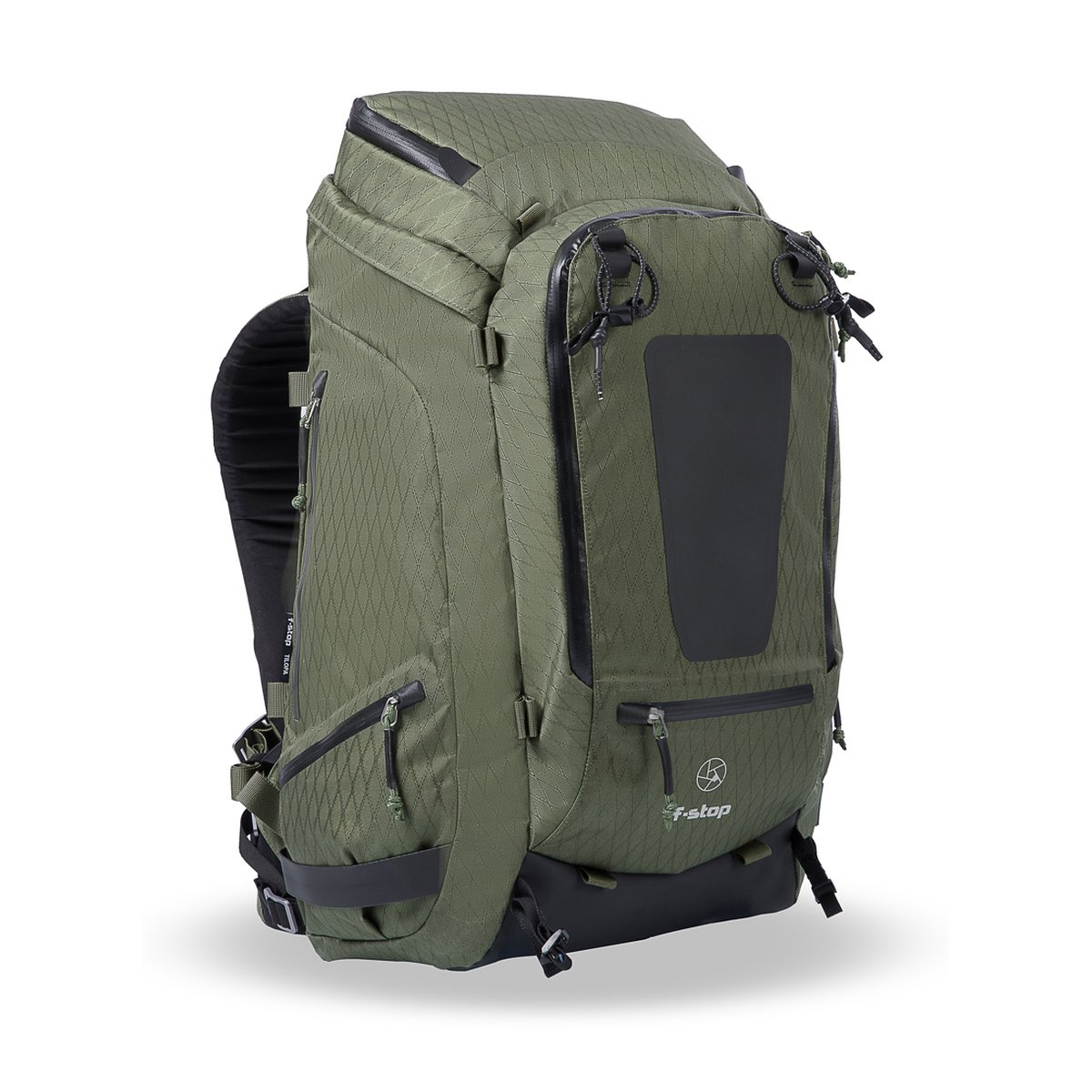 F-Stop DuraDiamond Tilopa Bundle - Zypresse - Schräge Frontansicht des olivgrünen F-stop Tilopa Rucksacks.