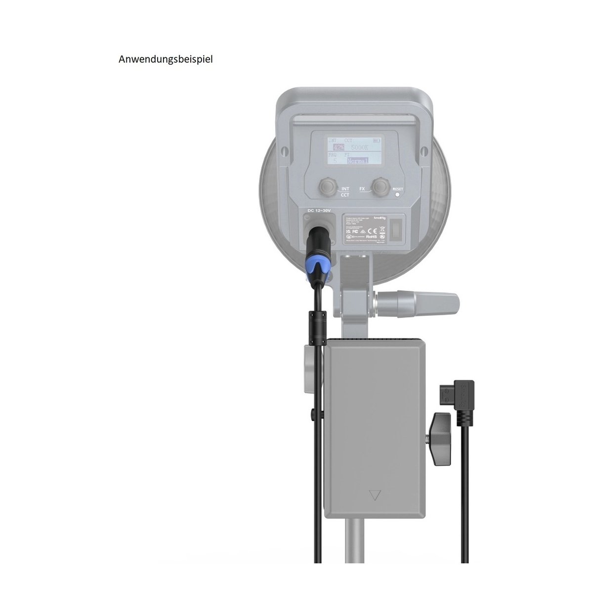 SmallRig 3676 RA V1 V-Mount Akku-Platte - Anwendungsbeispiel: Rückseite eines Studiolichts mit Stromkabel und angebrachter externer Stromversorgung.