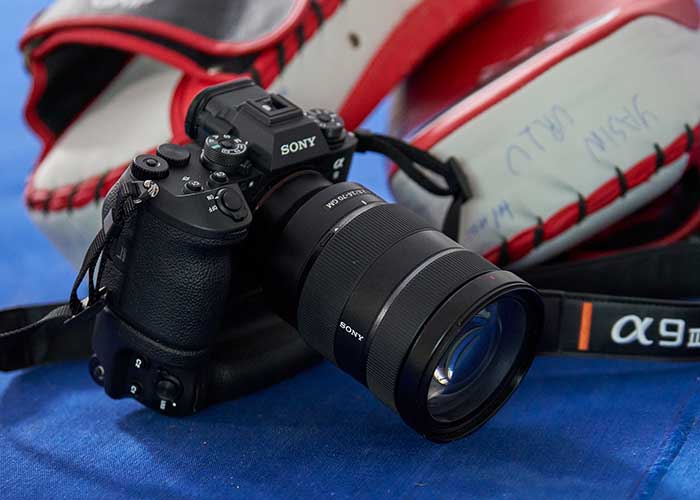 Sony Alpha 9 III Systemkamera mit E-Mount in Frontansicht.