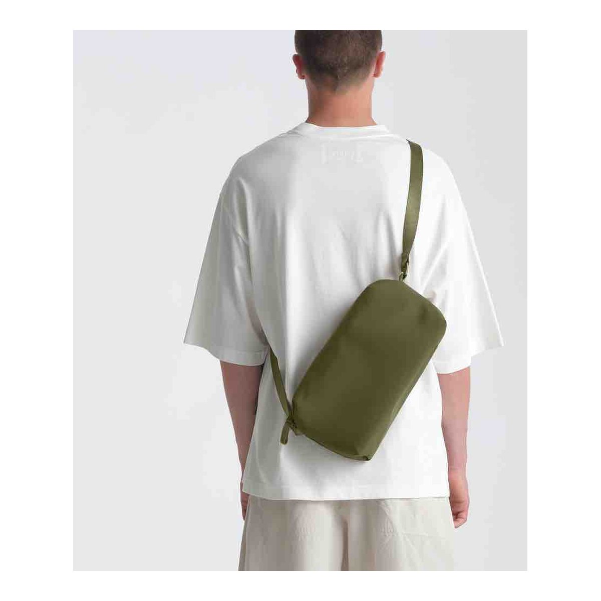 Urth Dolomite Camera Sling (Green) - Anwendungsbeispiel: Olivgrüne Umhängetasche von hinten getragen