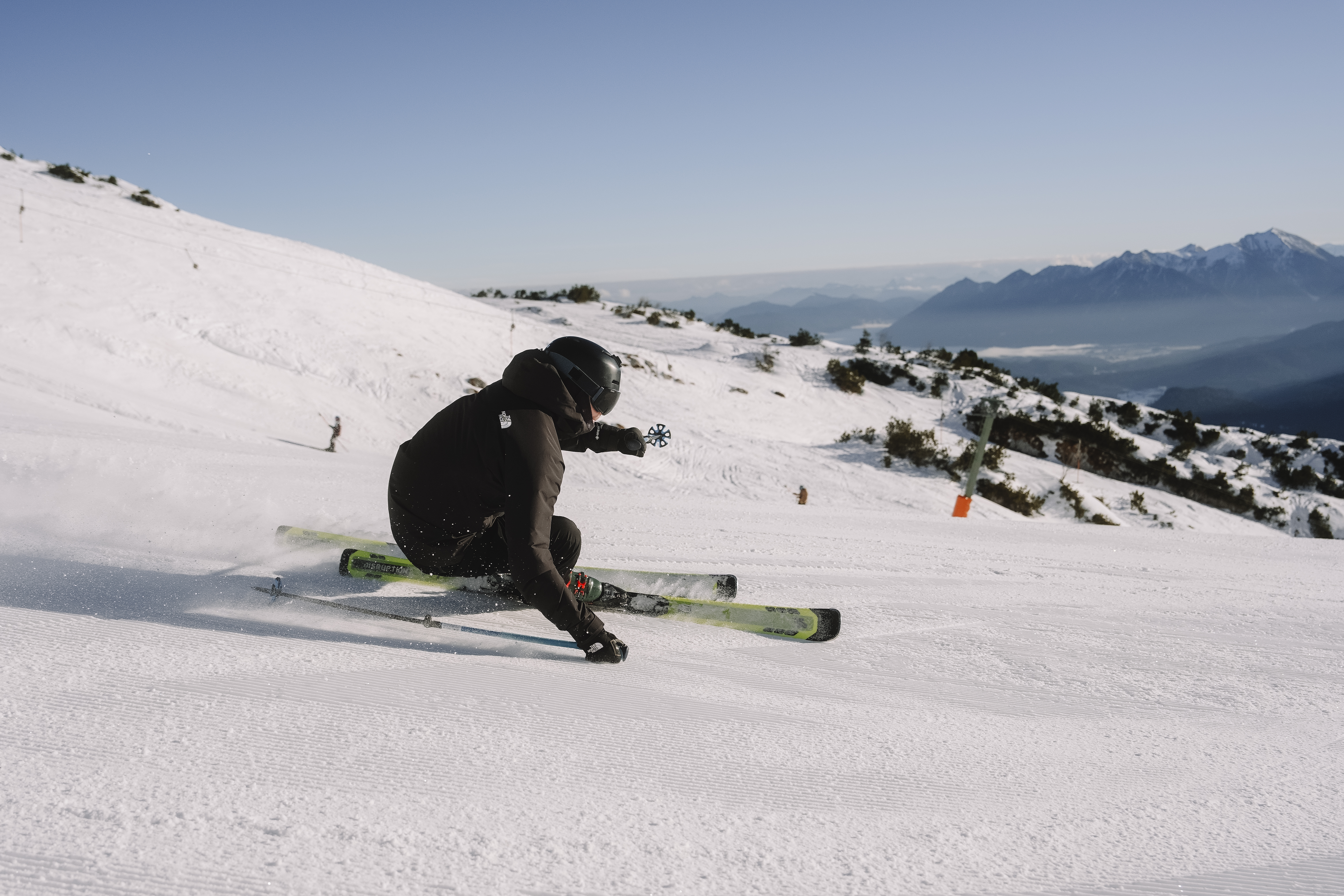 Serie: Skifahrer beim Carven aufgenommen mit Sony Alpha 7 V