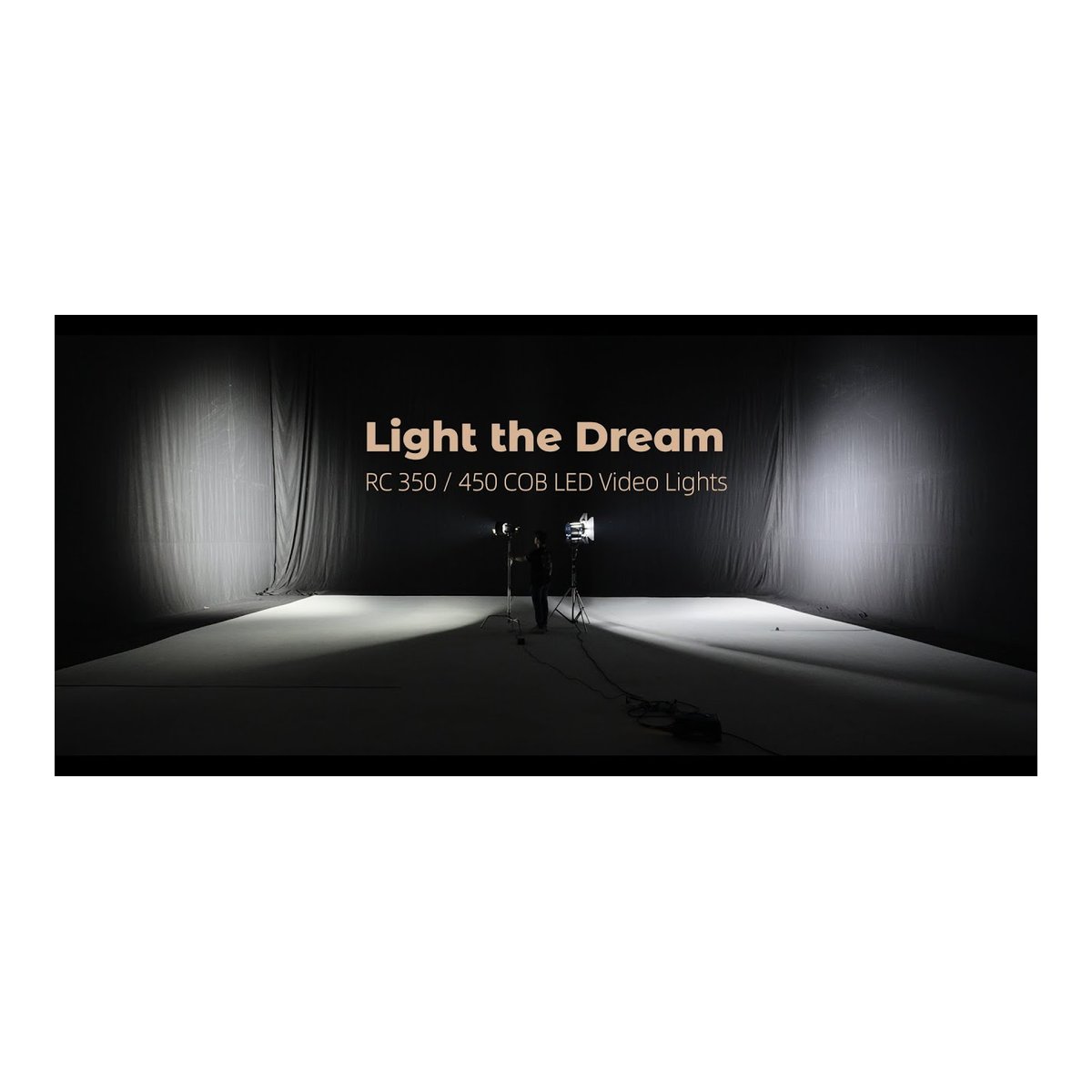 SmallRig 3976 RC 450B Bi-Color LED- Videoleuchte - Anwendungsbeispiel: RC 350/450 COB LED-Videoleuchten in einem dunklen Studio in Aktion.