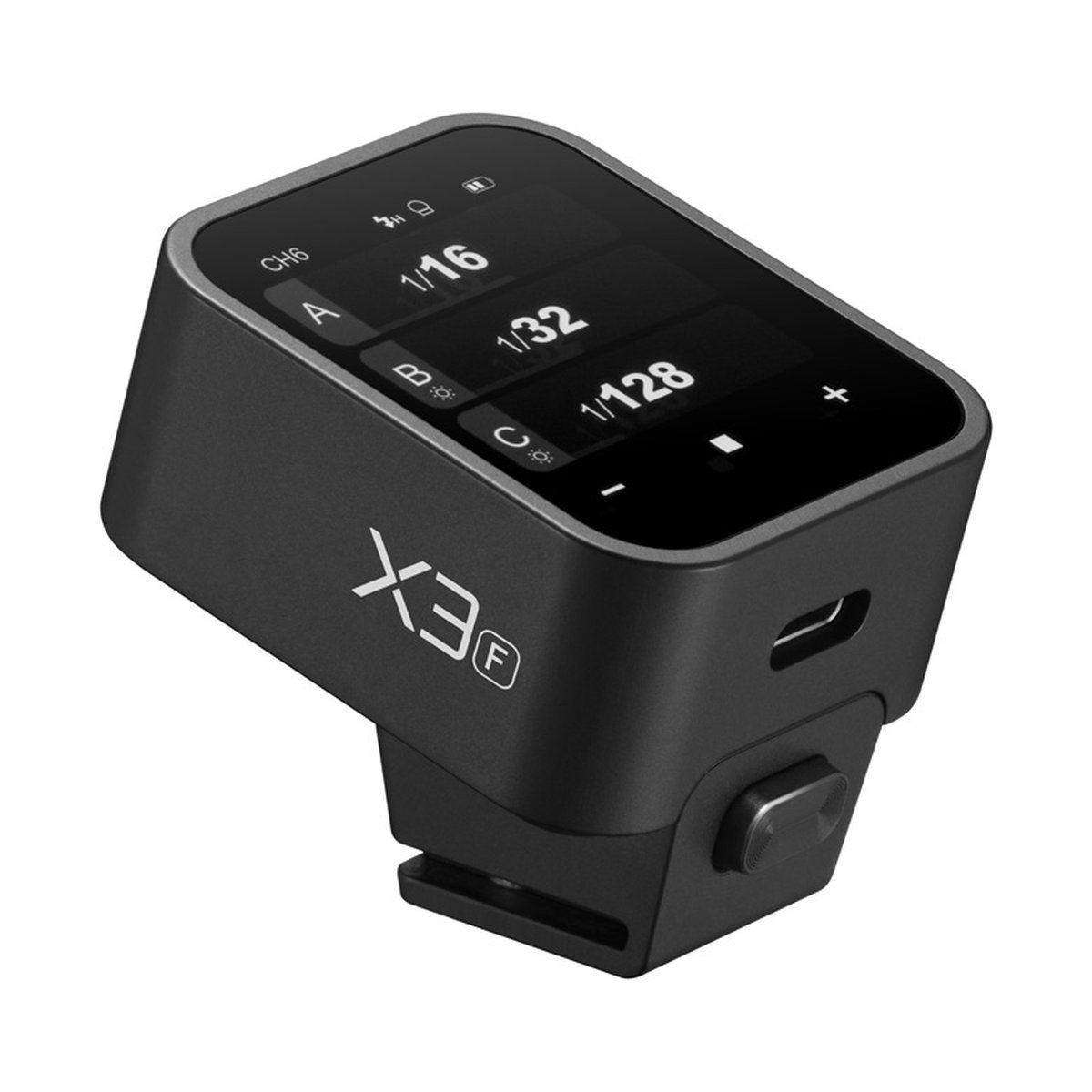 Godox X3 Transmitter voor Fujifilm - Schräge Ansicht des X3F Kamera-Triggers mit Display, das Blitzeinstellungen anzeigt.