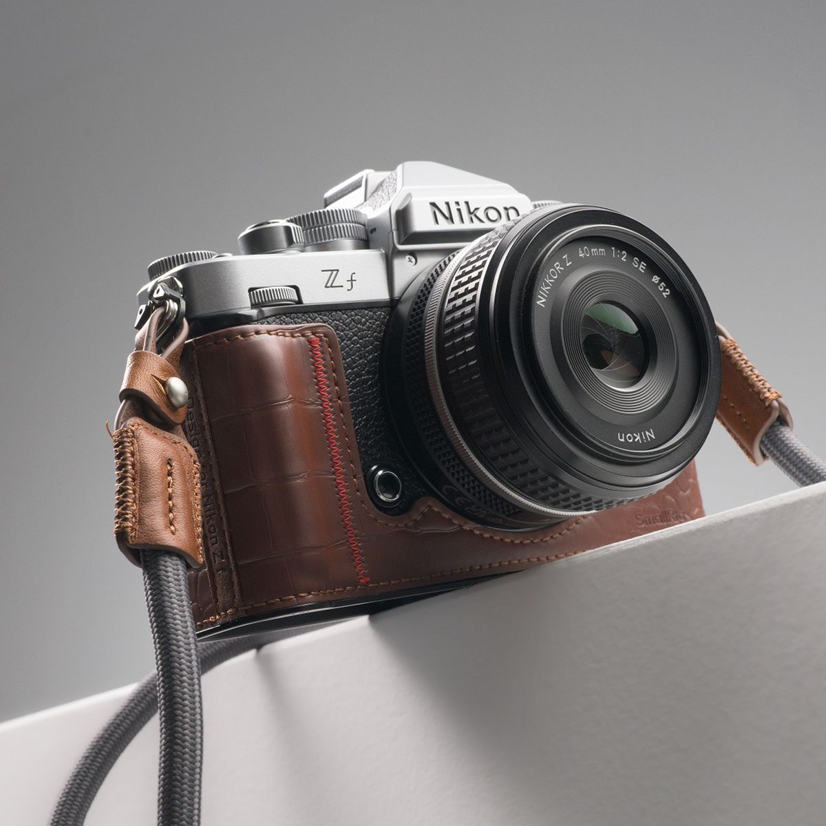 Nikon Z f Gehäuse Silber + Promo Case