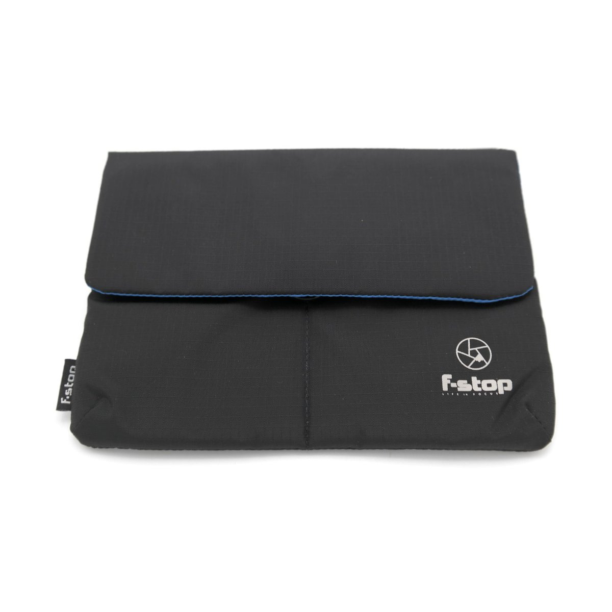 F-Stop Ipad Mini Sleeve Black - Frontansicht der geschlossenen schwarzen F-stop Schutzhülle