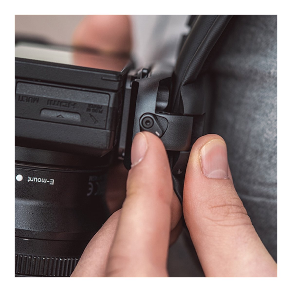 PGYTECH Beetle Camera Clip - Anwendungsbeispiel: Hand betätigt Schnellverschluss an Kamerahalterung.