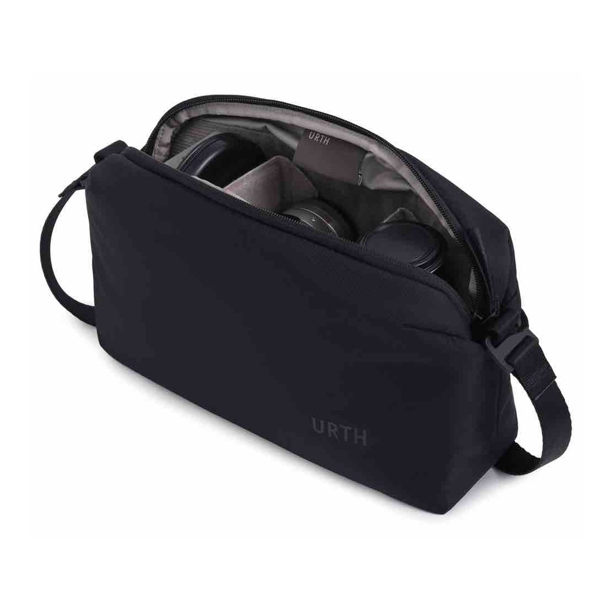 Urth Dolomite Camera Sling (Black) - Innenansicht: Dunkelblaue Kameratasche offen mit Kameraobjektiven und gepolsterten Trennfächern