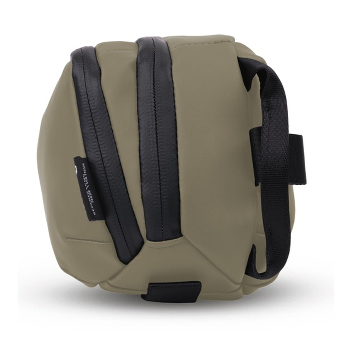 WANDRD Tech Bag Large Yuma Tan - Schrägansicht einer olivgrünen Kompakttasche mit zwei Reißverschlüssen und Befestigungsriemen