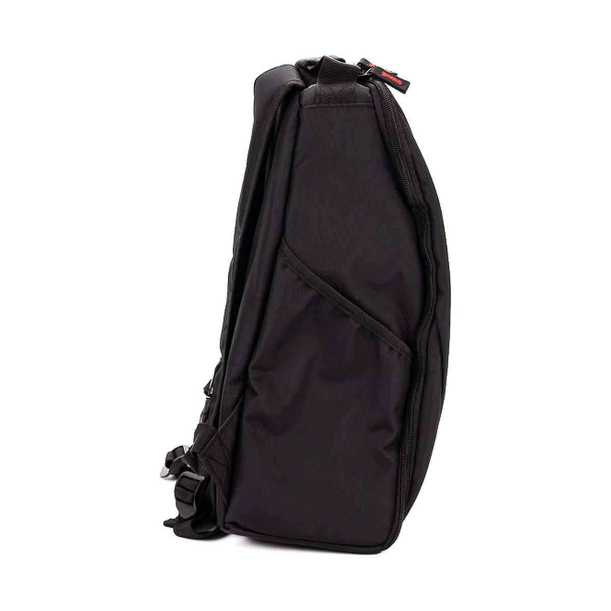 Caruba Skydex 100 - Seitenansicht des schwarzen Rucksacks mit sichtbarer Außentasche und Reißverschluss.